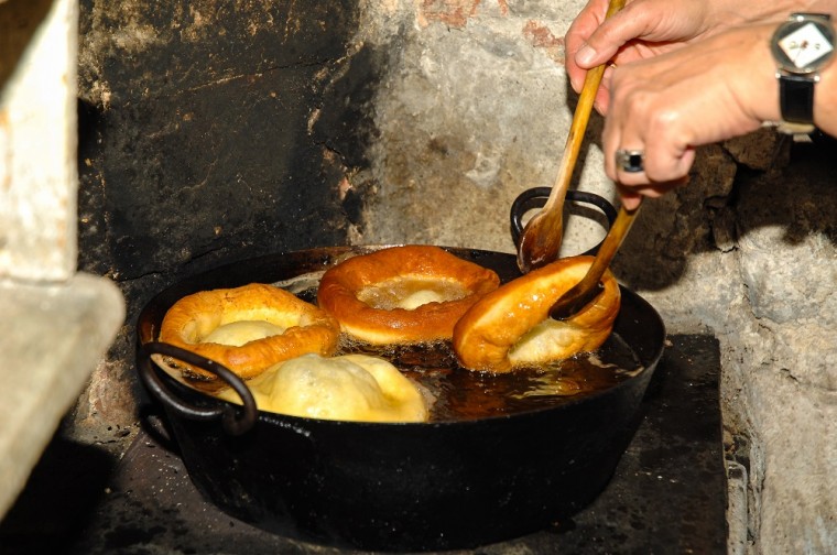 Kiechla auf dem offenen Herdfeuer gebacken | &copy; Bauernhofmuseum Kleinlosnitz