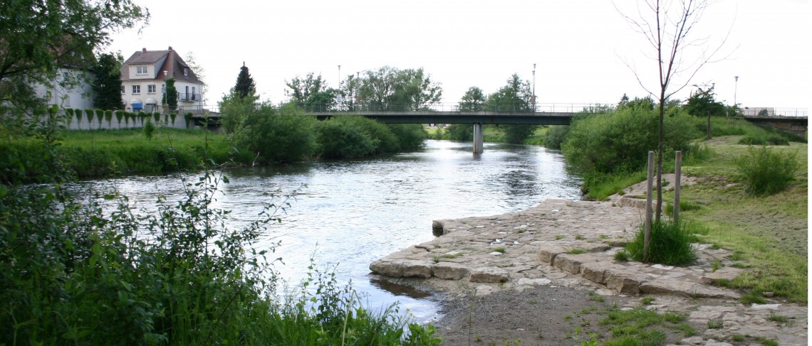 Flu&szlig; mit Kanuanlegestelle