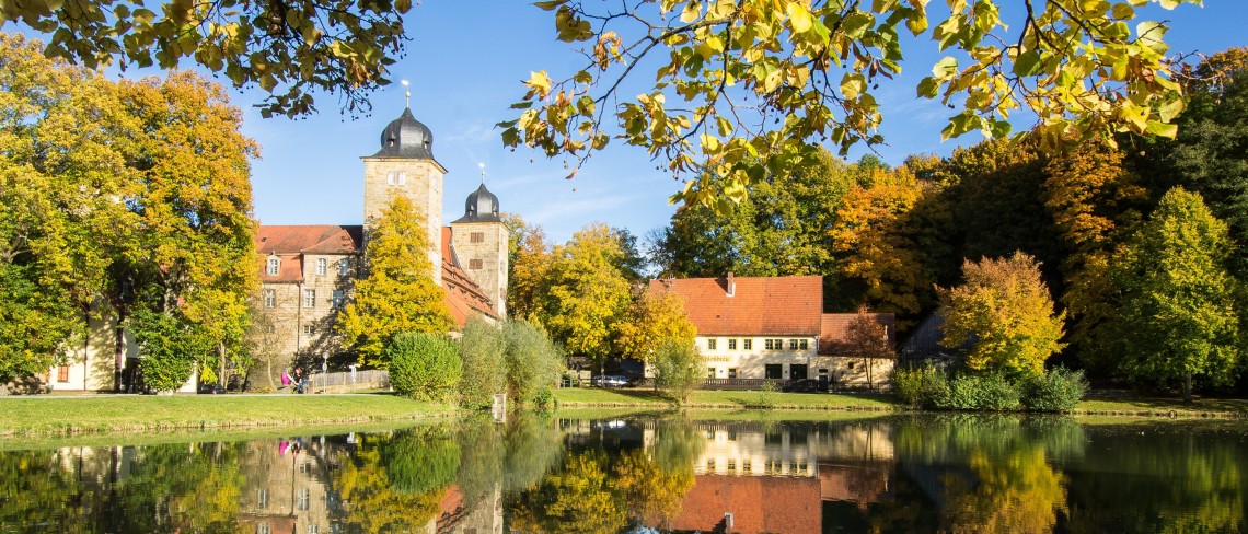 Blick &uuml;ber den Schlossweiher auf Schloss Thurnau