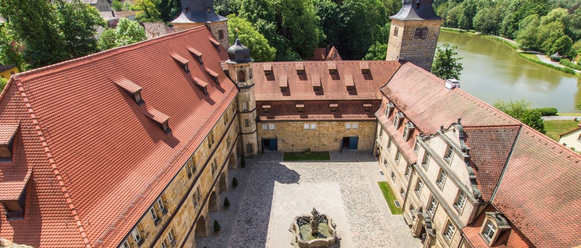 Blick in den oberen Schlosshof von Schloss Thurnau