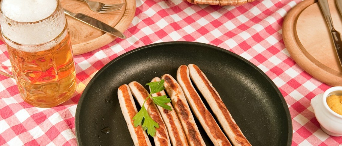 Bratw&uuml;rste und Bier